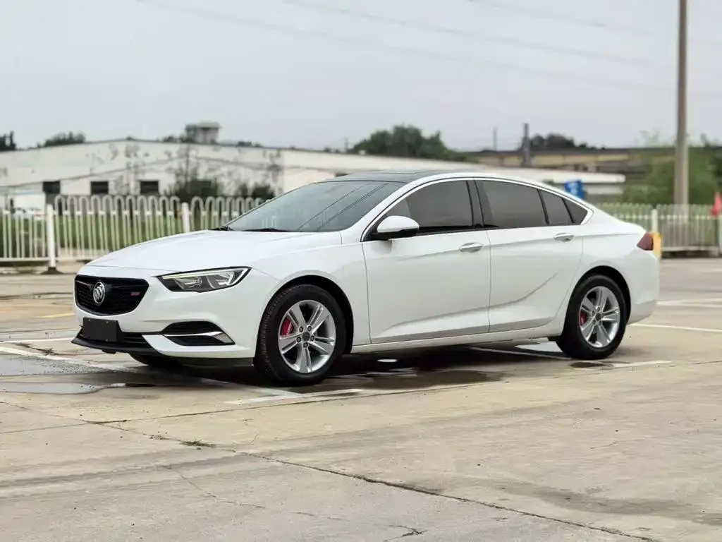 Buick Buick Regal — أبيض